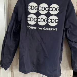 Comme Des Garçons X Good Design Shop Jacka - Storlek: M (tts) Nedersta knappen saknas annars bra skick