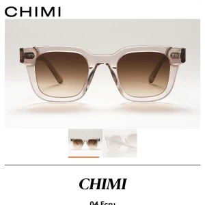 Chimi 04 EKRU - Glasögonen är i fint skick men lite lösa i ena sidan. Solglasögonen går fortfarande att använda som vanligt eller i håret