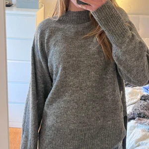 Stickad tröja - Stickad tröja från H&M, super fin modell. Helt i nyskick, inga defekter