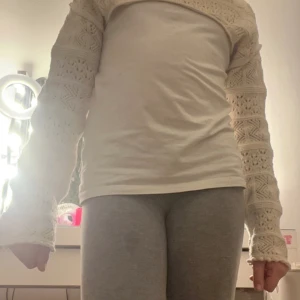 OBS! Bara beiga korta tröjan. - Stickad i ett fint mönster, beige, rekommenderar men en t-Shirt under.