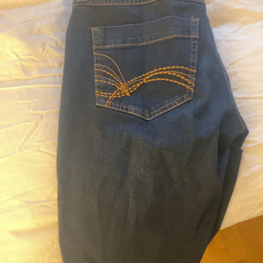 Jag är 168 och dem är ner till hälarna på mig. Köpta för 300. Använda 2 ggr . Jeans & Byxor.