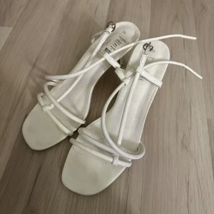 Vita sandaletter  - Vita sandletter✨ bekväma och snygga! Bra skick🫶 Skriv till mig om fler bilder önskas🥰
