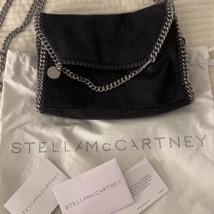 Stella McCartney väska - Säljer denna snygga stella McCartney väskan då dne inte kommer till användning. Köpt för ca 6-7 tusen och säljer runt 3500. Äkthetsbevis och dushbag medföljer.