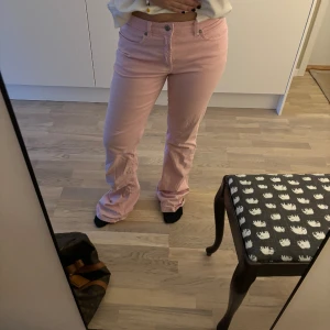 Rosa lågmidjade bootcutbyxor - Storlek 36 Jättefint skick  Långa på mig som är 157cm