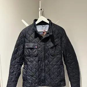 Säljer 1 st Barbour Quiltad jacka Steve McQueen i toppenskick. Mörkblå, strlk M. Kommer från rök/djurfritt hem