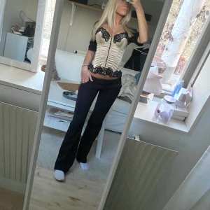 Silkes korsett - Säljer nu denna otroligt fina korsett i silke med spets och snörning där bak vilket gör att den sitter som en smäck! Boleron på bilden tillgår ej!😊