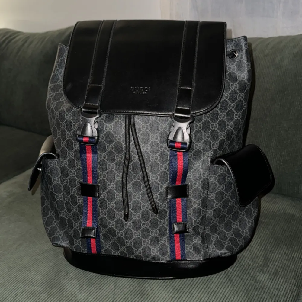 1:1 Gucci ryggsäck inköpt för 4500kr Mycket bra skick och identisk med allt!. Väskor.