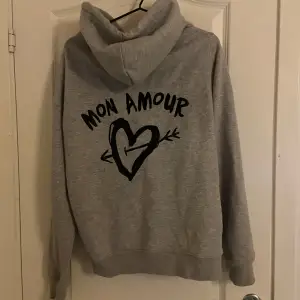 Säljer denna superfina hoodie ifrån märket Mira Paris. Köpt för 1700 kr och säljer nu för 600 kr. Inte använd så mycket så väldigt bra skick! 