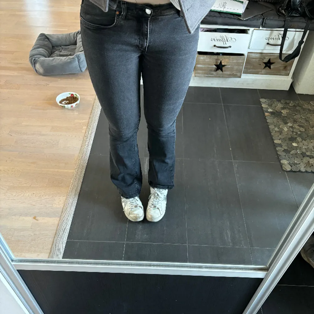 Jättesnygga Lågmidjad jeans från Gina Tricot! Använda men i bra skick😁 Är i storlek L men är ganska små i storleken så passar en M skulle jag säga🩷. Jeans & Byxor.