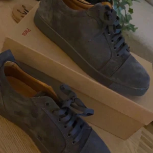 Louboutin skor - Köpta i Danmark. 9/10 skick. Finns kvitto! Allt medföljer. Strl 40. Endast betalning via Swish! Priset är inte hugget i sten. Kom privat vid frågor och funderingar :)