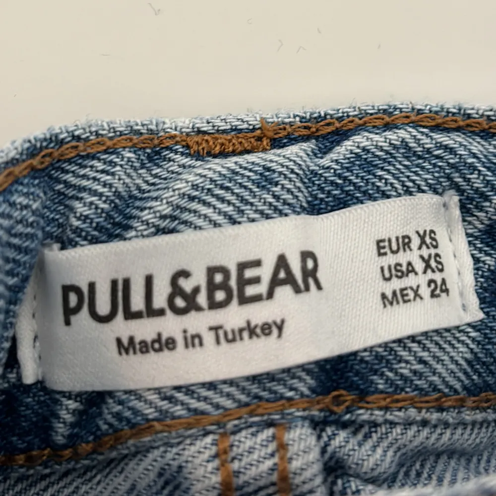 Väldigt fina utsvängda jeans från Pull&Bear. Inte riktigt min stil så nästan aldrig använda och väldigt bra skick, köpta för 400 kr.  . Jeans & Byxor.