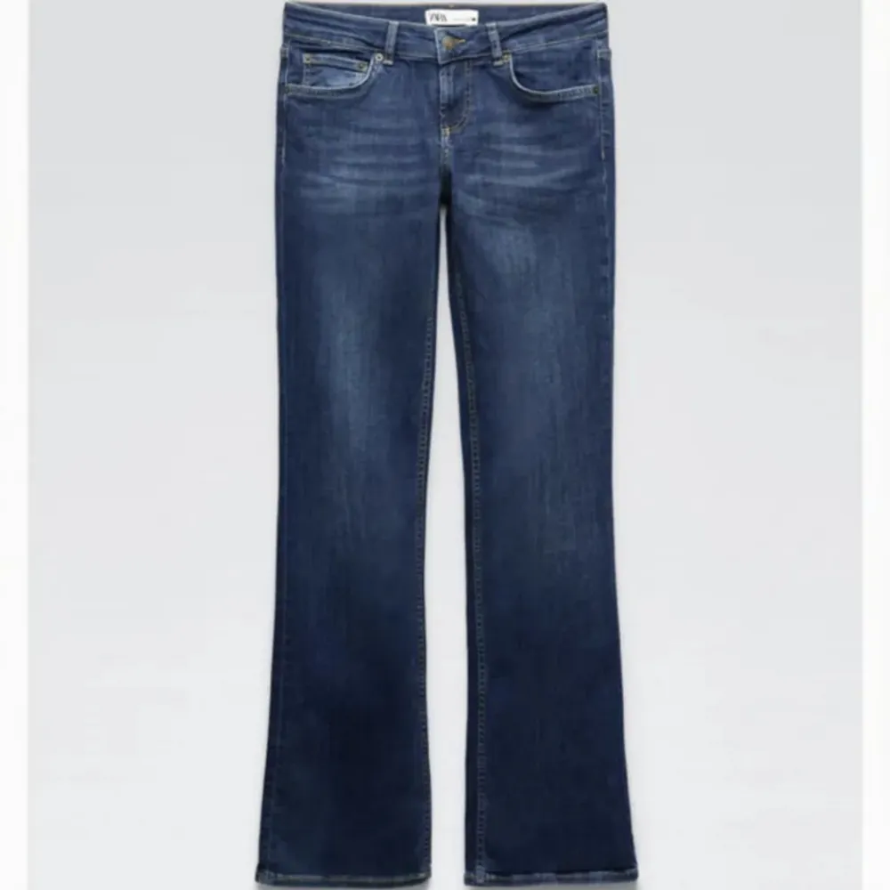 Low waist bootcut zara jeans som inte tillverkas längre💕 säljer pga att dem inte kommer till användning då jag har så många💕 skriv för fler frågor eller bilder💕. Jeans & Byxor.