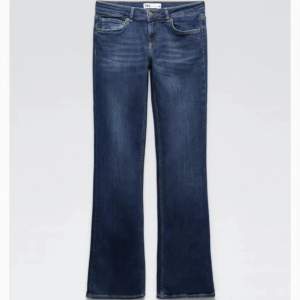 Low waist bootcut zara jeans som inte tillverkas längre💕 säljer pga att dem inte kommer till användning då jag har så många💕 skriv för fler frågor eller bilder💕