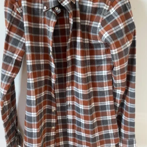 John Henric/flanell skjorta  - Aldrig andvänd bara öppnad från paketet. Den var tyvärr för stor. Varan är köpt på Nk. Perfekt om man vill Grischa till det lite😃