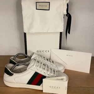 Gucci skor  - Hej! Säljer nu dessa super exklusiva Gucci skor. Skorna är i superfint skick 8,5/10. Med skorna medföljer box, papper och dustbag 