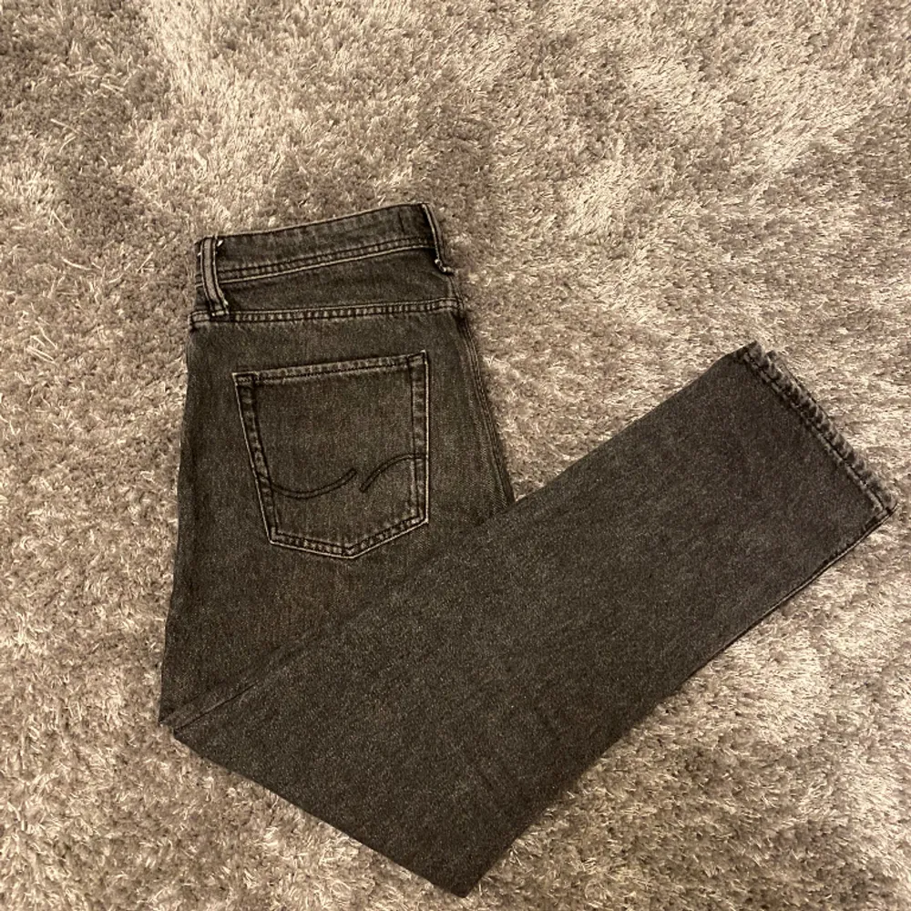 Jack & Jones jeans, Loose fit och modellen på jeansen heter ”Chris”, skicket är 9/10 då de är utmärk kvalite! Storleken är 30/32. Hör av dig vid minsta lilla intresse och fråga på privat! 🤝. Jeans & Byxor.