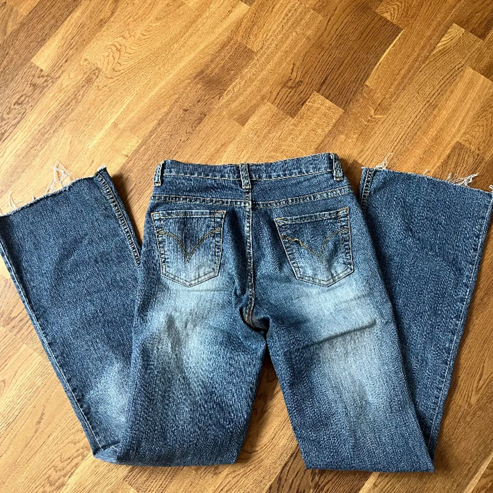 Midjemåtte 34 innerbenslängd 78. Fint skick och säljs inte längre! Kan skicka bilder hur de sitter på!❤️. Jeans & Byxor.