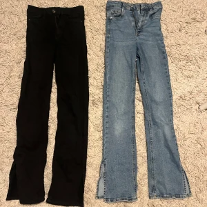 Jeans - Säljer dessa två jätte fina jeans från gina tricot då de tyvärr är för små för mig, ett par svarta o blåa💞Low/mid waist, utsvängda längst ner med en slit💓 startpris 300 för båda jeansen tillsammans💞