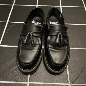 Dr Martens Adrian Loafers - Aldrig använda utomhus, bara testat hemma. Ett par dr martens loafers i läder. Otroligt fina men lite för stora för mig 😢 