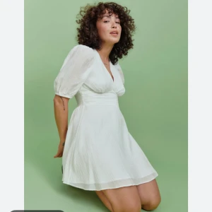 SÖKER!! Puff sleve mini dress Ginatricot  - Söker denna Ginatricot klänning  Hör av er om ni har en jag kan köpa🫶🏼