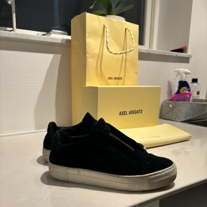 Arigato Clean 360 Laceless - Bra skick! Köptes i Axel Arigato butiken i Stockholm i augusti  Köptes för 2550kr Stilrena passar till allt! Har båse, box och dustbag som följer med Tar gärna emot prisförslag!