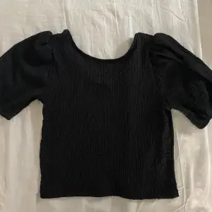 Jättefin svart t-shirt med puff ärmar💞 fint skick, använd ett fåtal gånger!💞