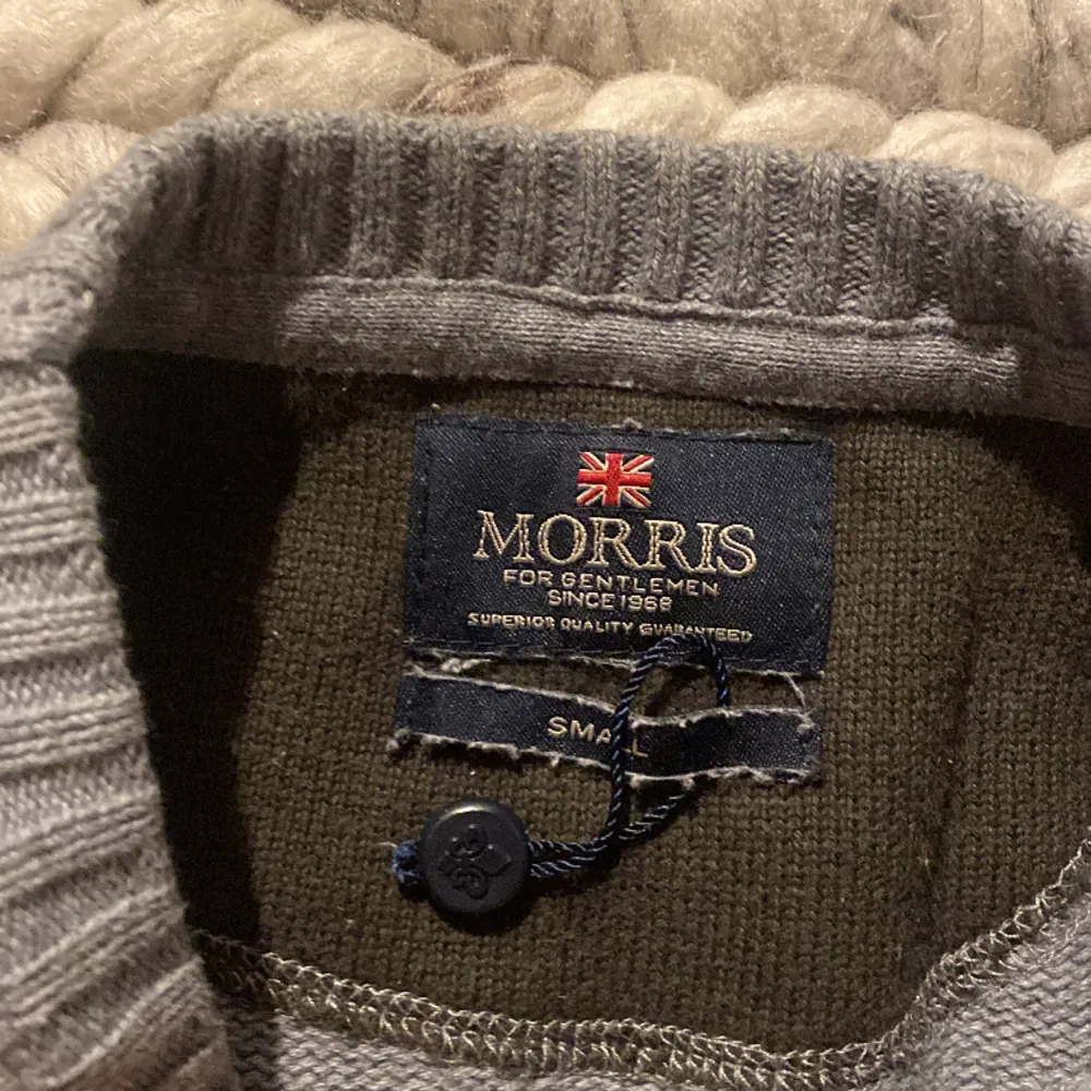 Fin stickad Morris tröja i fint skicka bara använd några gånger, Tröjan är i storlek S  Skriv vid frågor eller funderingar. . Tröjor & Koftor.