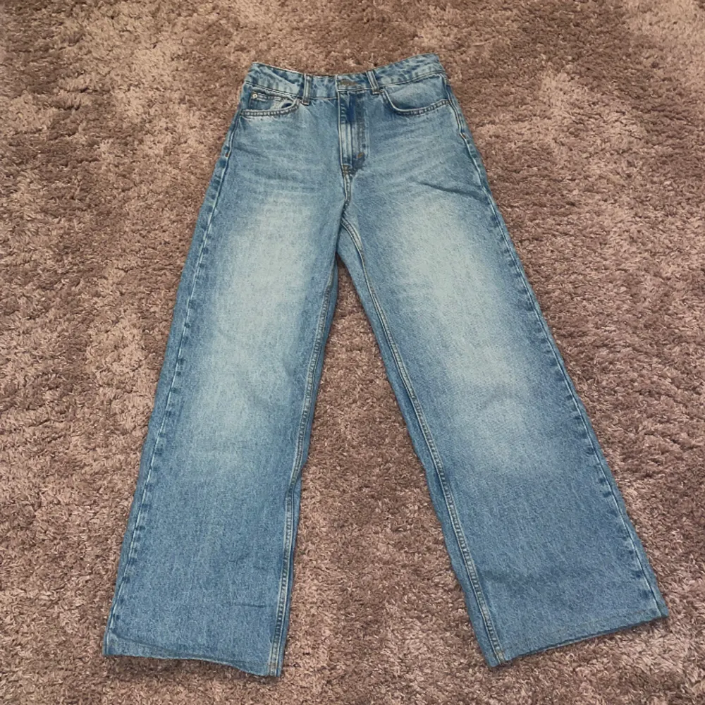 Säljer mina ljusblåa vida jeans från Nelly då dem inte kommer till användning. Dem är uppsydda till mig som är 158 cm. Jeansen är jätte bra sick. :). Jeans & Byxor.