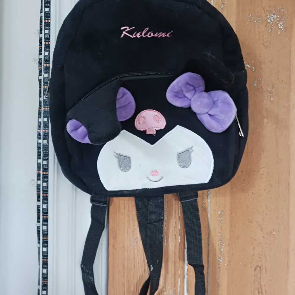 Denna supersöta minibag kommer tyvärr inte till användning längre.. vet att de finns många hellokitty och kuromi fans där ute så väljer därför att sälja den🫶🫶. Väskor.