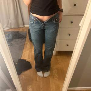 Raka Levis jeans köpta secondhand men aldrig använts. Säljer pga för små för mig, fint skick❤️stl 28/32 men skulle säga att dom är mer 25/32 som en xs
