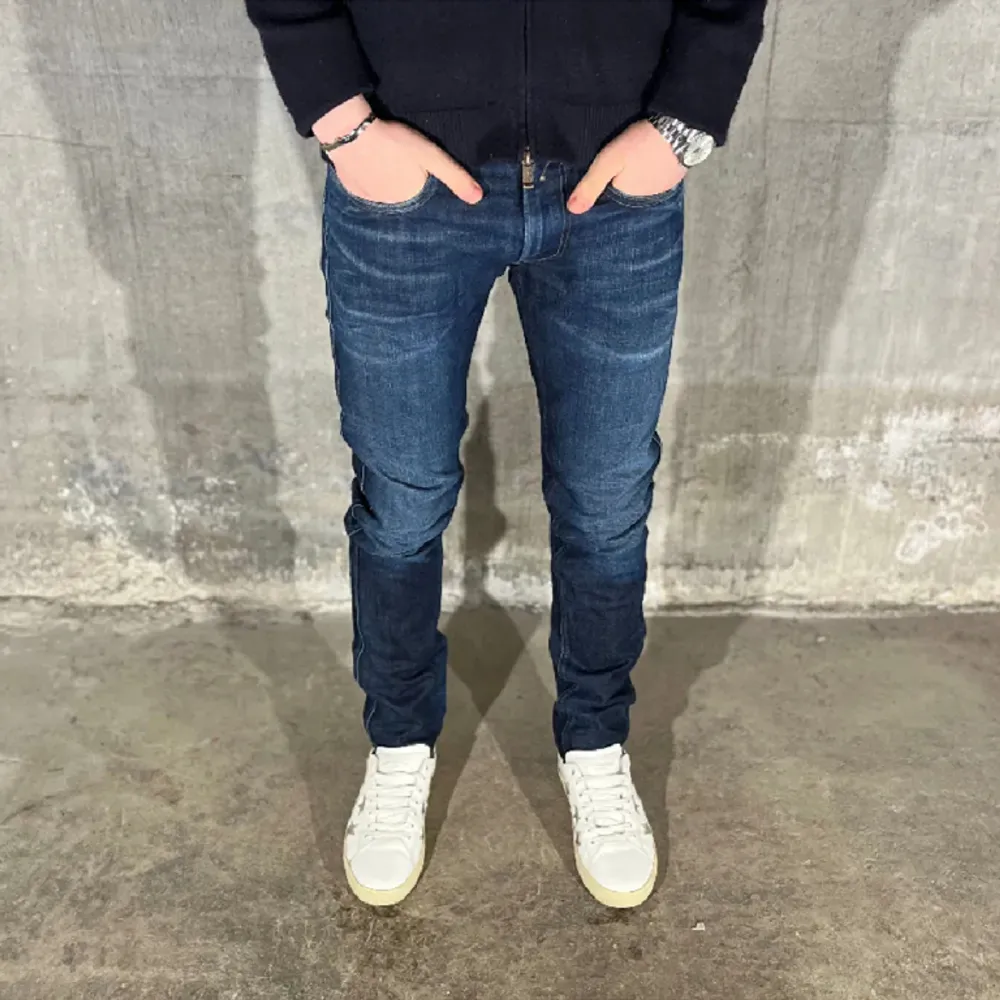 Replay anbass jeans i färgen blå. Storlek 32/32 och modellen på bilden är 182 cm. Fint skick, köp för endast 599kr. Jeans & Byxor.