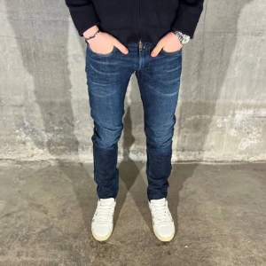 Replay anbass jeans i färgen blå. Storlek 32/32 och modellen på bilden är 182 cm. Fint skick, köp för endast 599kr