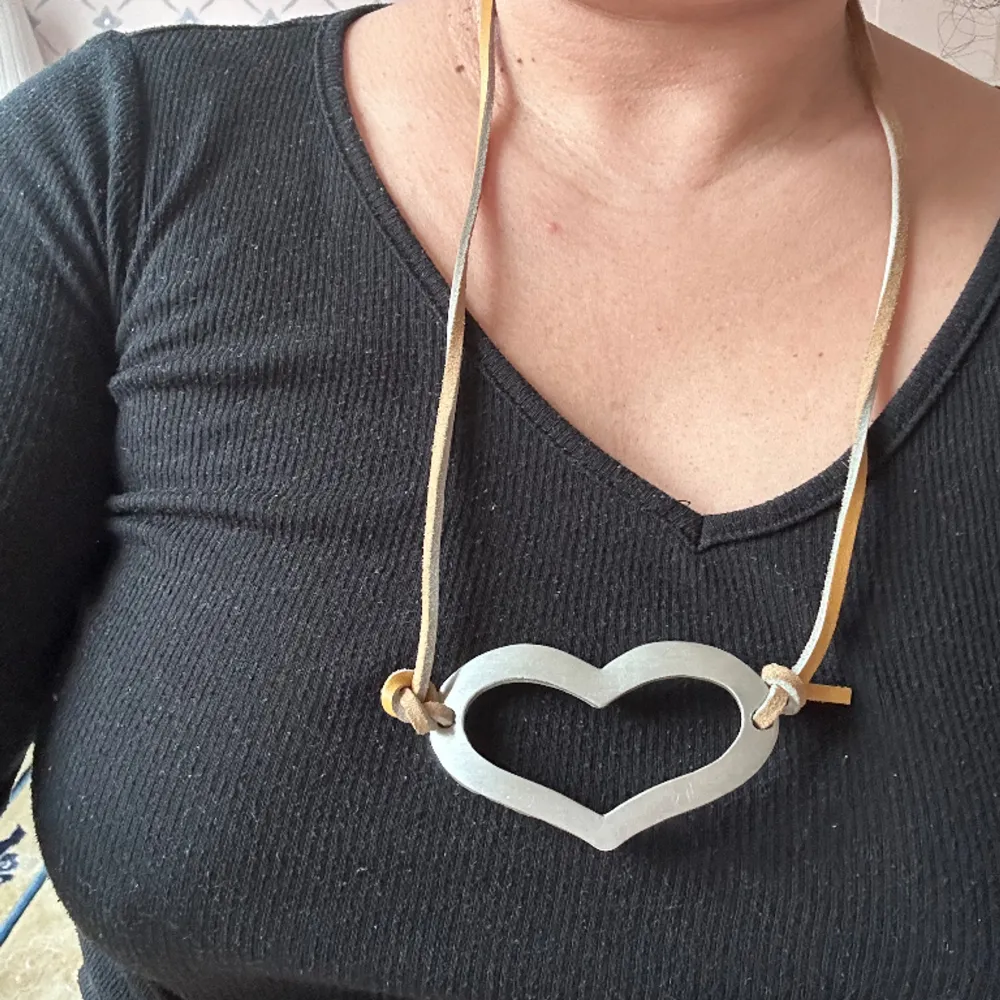 Halsband med en hjärta . Accessoarer.
