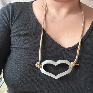 Halsband med en hjärta 