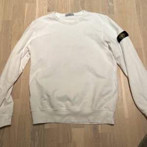 Stone Island  - Storlek: S Collagetröja Vit  