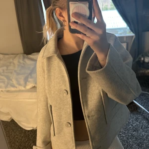 Grå kappa - Fin grå kappa i storlek M. Säljer då jag inte använder den, använt den endast ca 4 ggr, köpt förra året💕 köpt för 400 kr, säljer för 300 kr, kan tänka mig gå ner i pris vid snabb affär💕