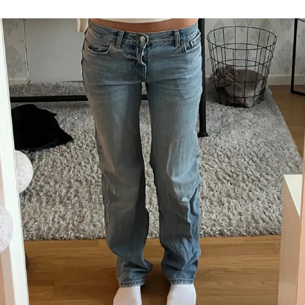 Säljer dessa jättesnygga Lågmidjade jeans från Gina Tricot🥰. Jeans & Byxor.