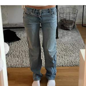 Säljer dessa jättesnygga Lågmidjade jeans från Gina Tricot🥰