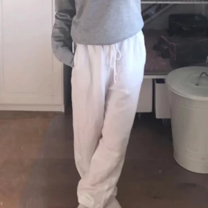 Linnebyxor HM - Fina linnebyxor från HM i storlek S, tyvärr lite korta på mig som är 162❤️ Lite slitna längst ner men annars bra skick