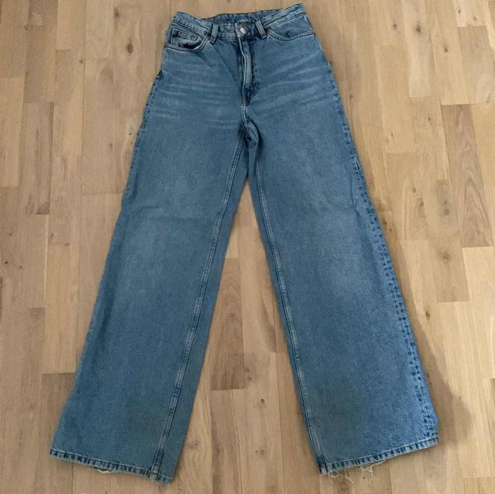 Ett par blåa jeans från Monki, inga defekter! Längd 32. Jeans & Byxor.