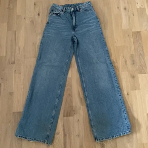 Blåa jeans  - Ett par blåa jeans från Monki, inga defekter! Längd 32. Går jätteenkelt att sy till lågmidjade om man vill ha det💕 Kontakta mig så kan pris diskuteras🌟