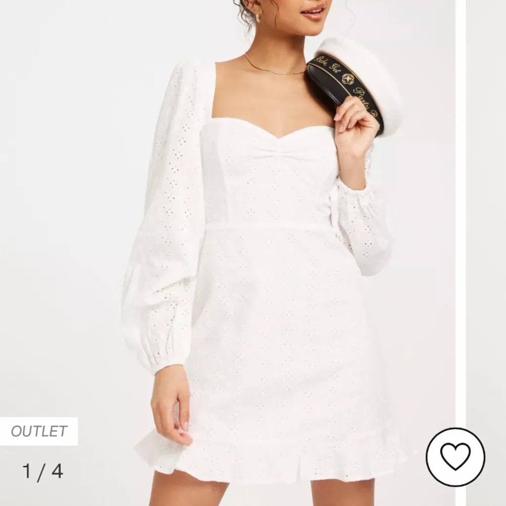 Säljer denna helt oanvända klänningen, lappen finns kvar!😇 Den är vit med mönstrade detaljer och jättefin passform. Klänningar.