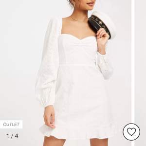 Säljer denna helt oanvända klänningen, lappen finns kvar!😇 Den är vit med mönstrade detaljer och jättefin passform