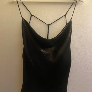 Fest topp - Linne från Gina med superfin rygg. Mycket bra skick. Säljer då jag föredrar andra plagg i min garderob. Linnet är mörkbrunt men det framkommer inte riktigt på bilderna.