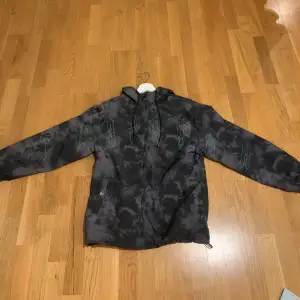 Säljer denna trapstar windbreaker då den inte kommer till användning. Den är i gott skick 9/10 storlek XS Kvitto finns bara att fråga om. Pris kan diskuteras vid snabb affär.