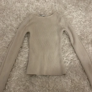 Zara tröja  - Super populär tröja från zara! den är så sjukt snygg och passar så fint! Det står S men skulle mer säga att den passar xs men den är stretchig. bara fråga om du vill ha bild på! 💖