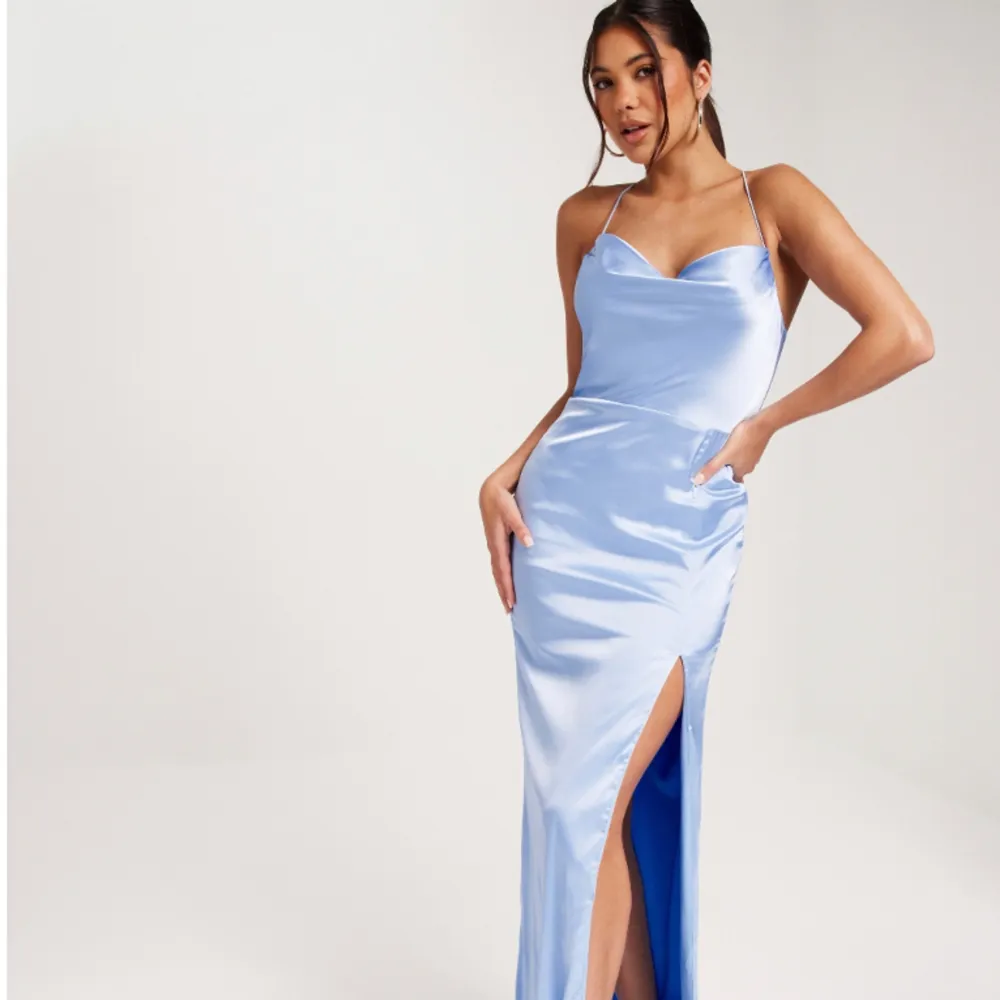 Jättefin ljusblå klänning från Nelly i storlek 36 som är slutsåld på hemsidan. Aldrig använd utan endast provad då den tyvärr ej passade 🥰. Klänningar.