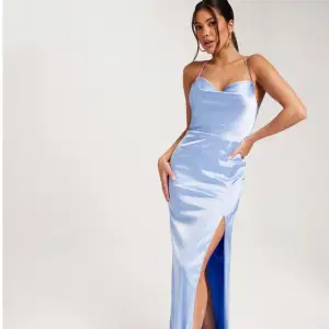 Jättefin ljusblå klänning från Nelly i storlek 36 som är slutsåld på hemsidan. Aldrig använd utan endast provad då den tyvärr ej passade 🥰