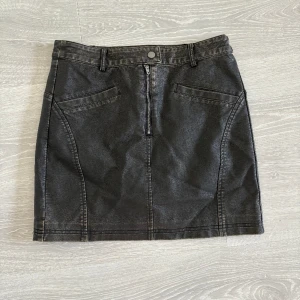 Läder kjol - Super tuff kjol med mycket detaljer och fickor fram. Dragkedja och knapp fram✨✨