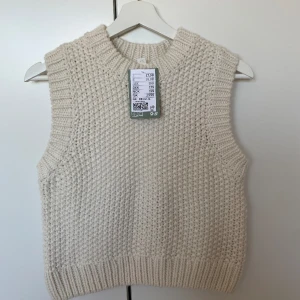 Oanvänd stickad väst  - Oanvänd stickad väst från H&M med prislappen kvar. 